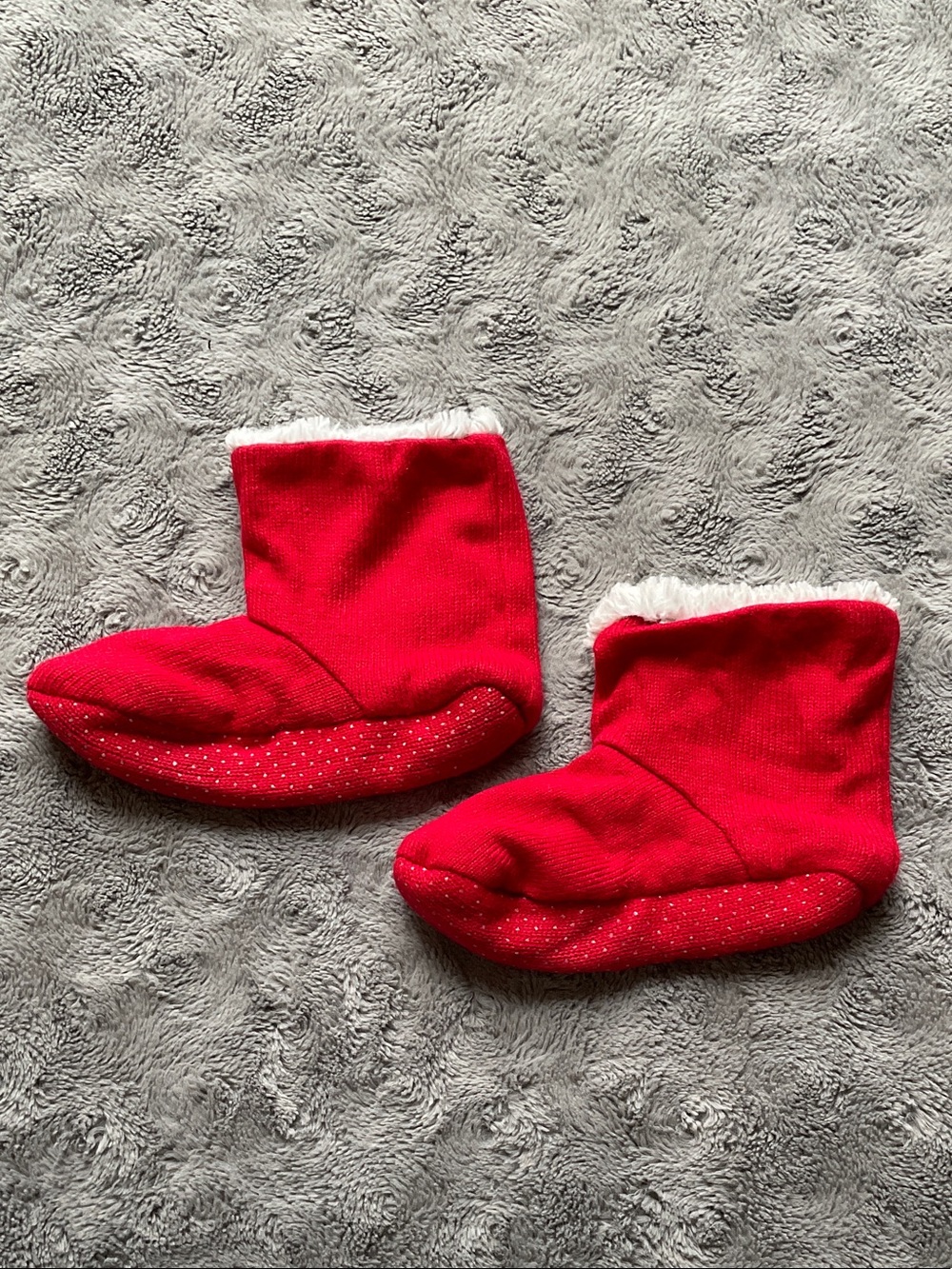 Fuzzie red and white reversable shoe socks